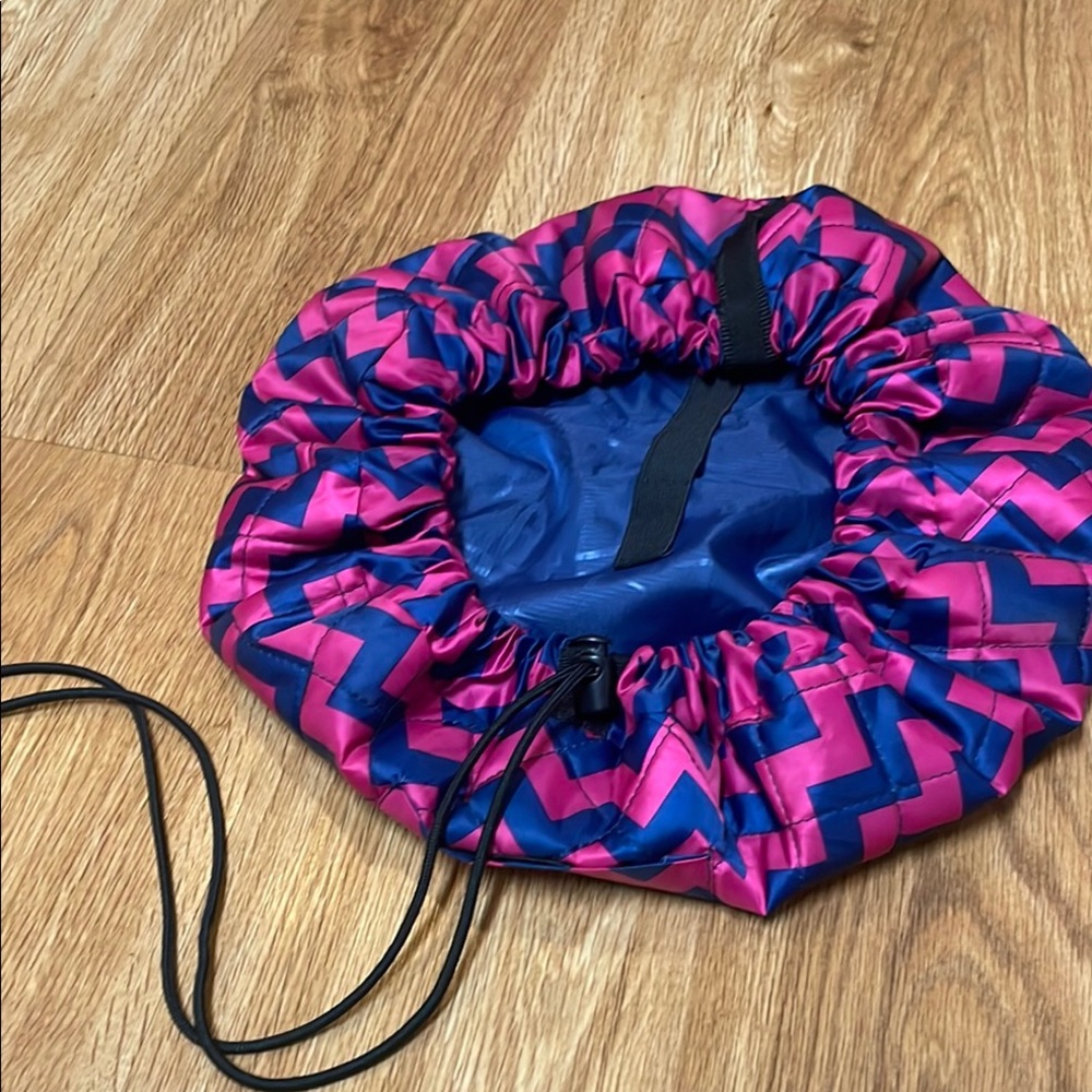 EUC Lay-n-Go COSMO Deluxe (22") in Chevron Pattern